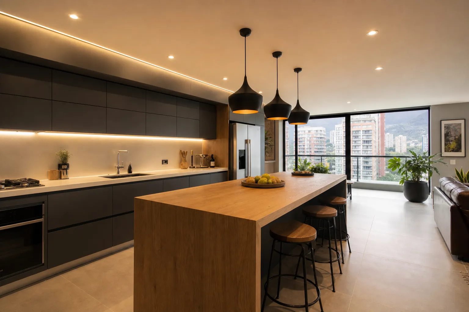 Cocina a medida en grafito y madera con isla, iluminación LED y vista a la ciudad